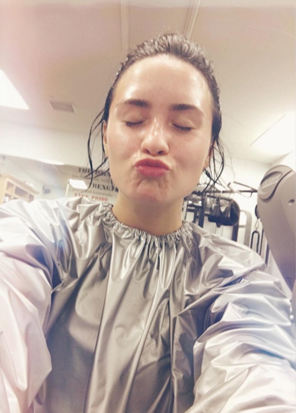 Demi-Lovato-sweats-it-out-2